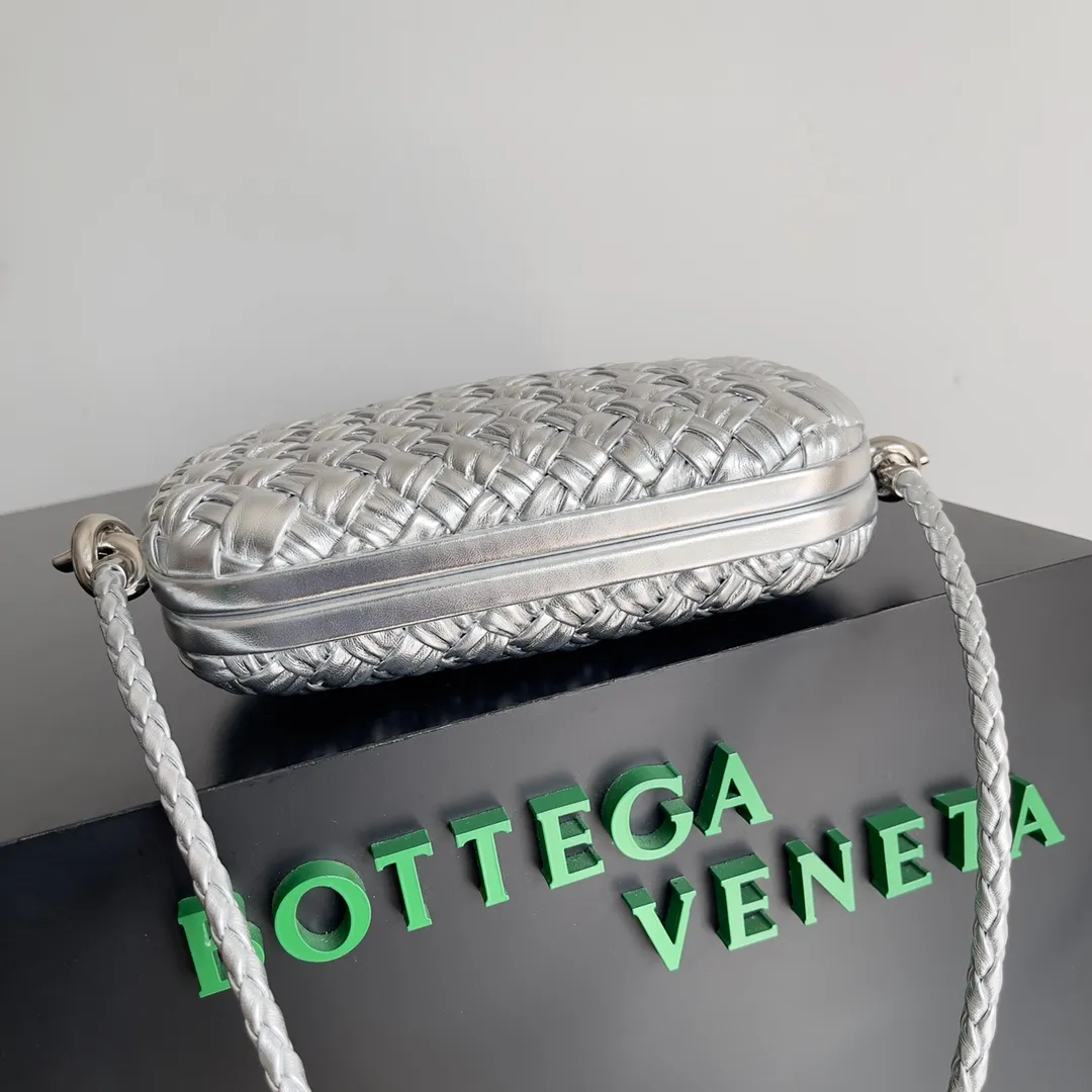 Batch 2100 𝘽𝙤𝙩𝙩𝙚𝙜𝙖 𝙫𝙚𝙣𝙚𝙩𝙖 (Higher version) Original leather ➕ Stainless steel hardware ➕ 24k real gold plating ➕ Fully handmade Jordanian Queen Rania and Princess Iman Knot clutch bag attended the event Real old money A must-have style❤️ The Knot classic is reproduced😌A small belt has been added to carry it on the shoulder🉑A must-have bag for important occasions, making your outfit more attractive✨ It is shipped with a full set of packaging from the factory, welcome to compare Style number: 717623 Size: 20.5*6*12.5
